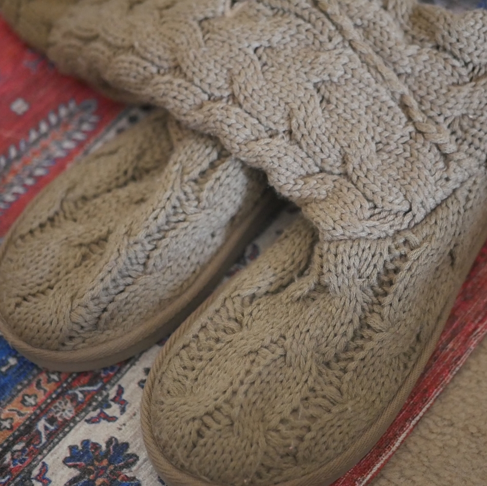 Knit boots w/ free gift! 🎁